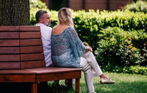 EIn Mann und eine Frau sitzen auf einer Bank