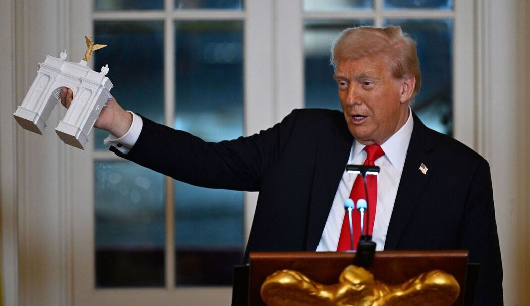 US-Präsident Trump präsentiert Modell eines Triumphbogens