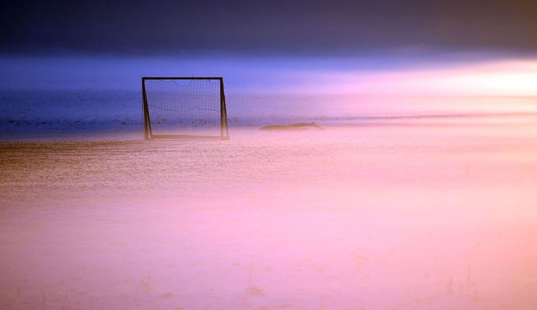 Ein Fußballtor im Morgennebel