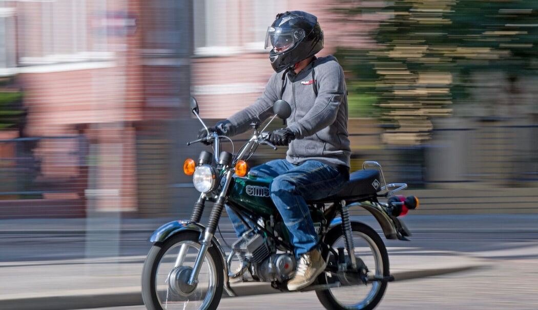 Für Mofas und E-Scooter ist 2024 ein blaues Kennzeichen Pflicht