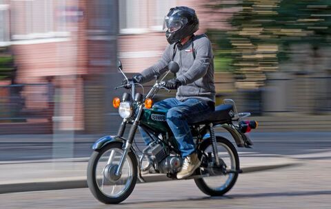 Für Mofas und E-Scooter ist 2024 ein blaues Kennzeichen Pflicht