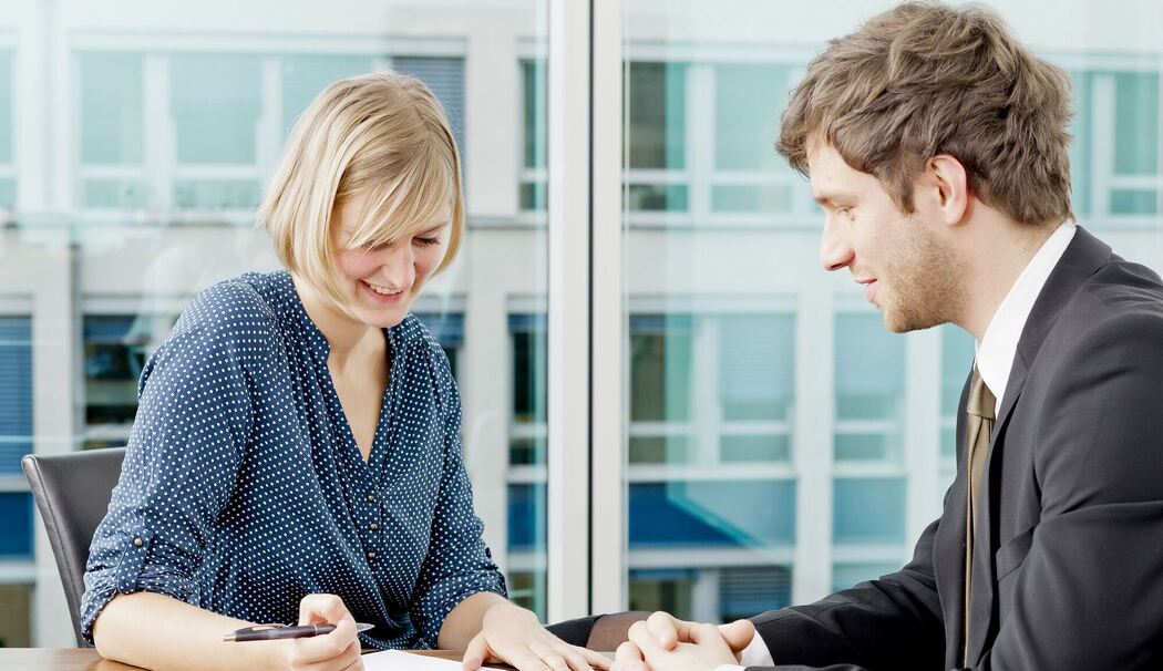 Ein Mann und eine Frau in einem Mitarbeitergespräch Ein Mann und eine Frau in einem Mitarbeitergespräch