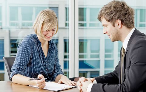 Ein Mann und eine Frau in einem Mitarbeitergespräch