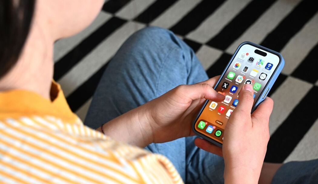 Zahlreiche Apps sind auf einem Smartphone zu sehen