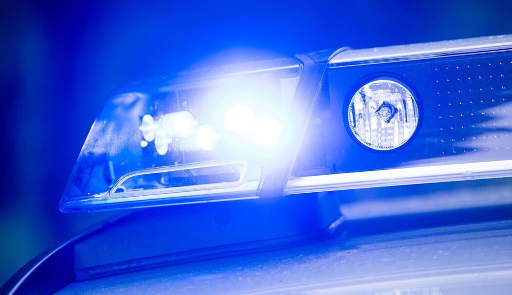 Ein Blaulicht leuchtet an einer Polizeistreife