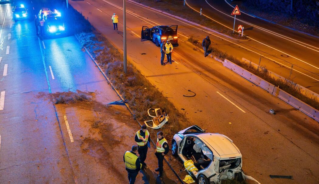 Unfall mit drei Autos und mehreren Verletzten