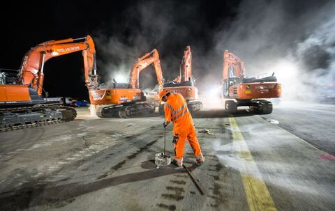 Bauarbeiter sanieren eine Rollbahn auf einem Flughafen