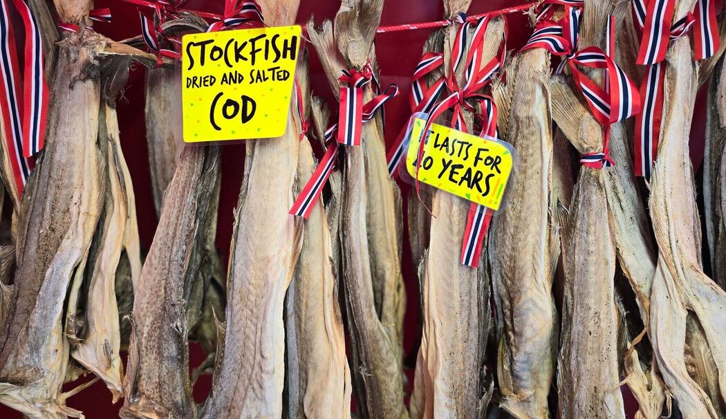 Stockfisch an einem Marktstand in Bergen Stockfisch an einem Marktstand in Bergen