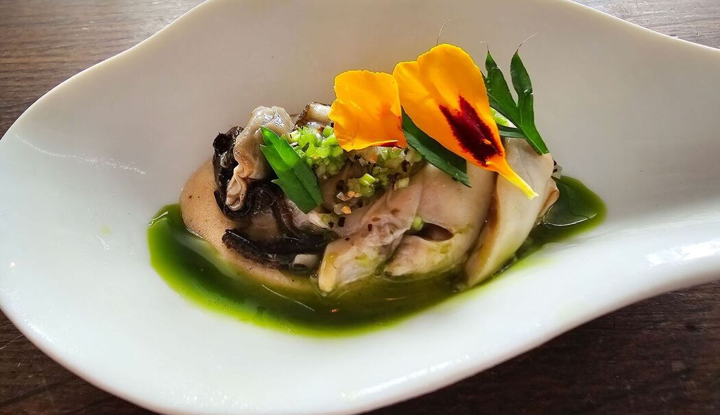 Pochierte Auster mit gegrillter Ananas und Samtblume Pochierte Auster mit gegrillter Ananas und Samtblume