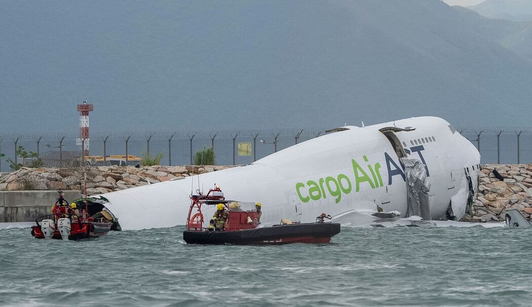 Jumbo-Jet rutscht über Landebahn in Hongkong