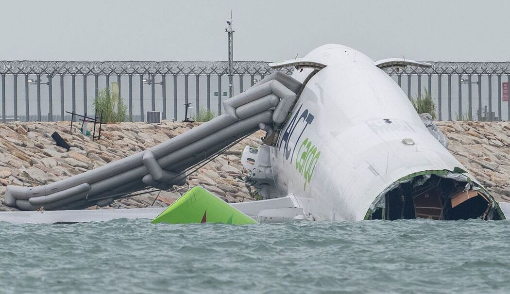 Jumbo-Jet rutscht über Landebahn in Hongkong