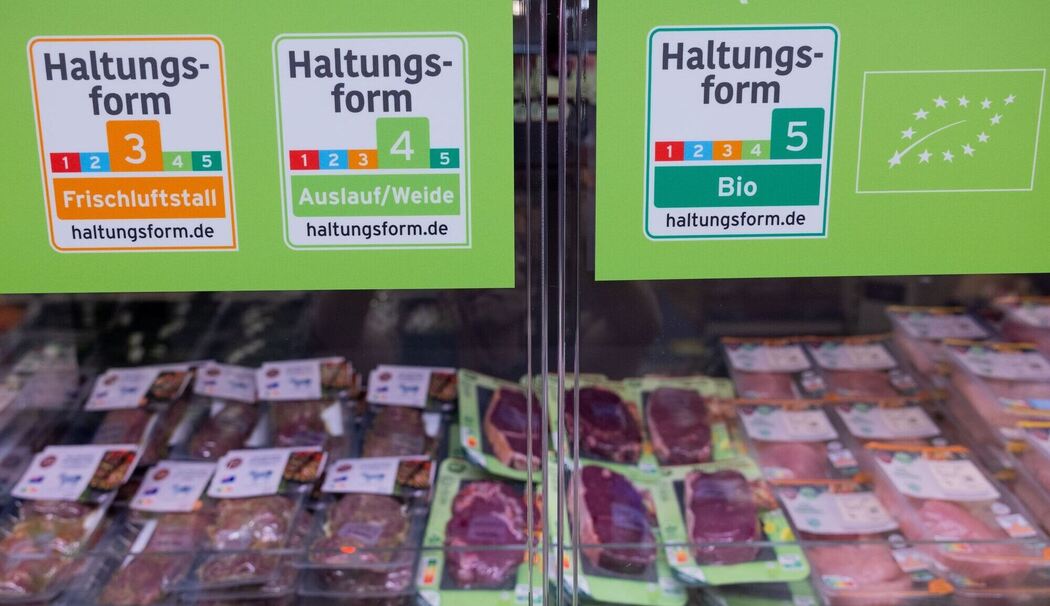 Fleischwaren liegen Aldi Süd