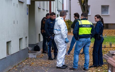 Polizei schießt nach Angriff von mit Messer bewaffnetem Mann Polizei schießt nach Angriff von mit Messer bewaffnetem Mann
