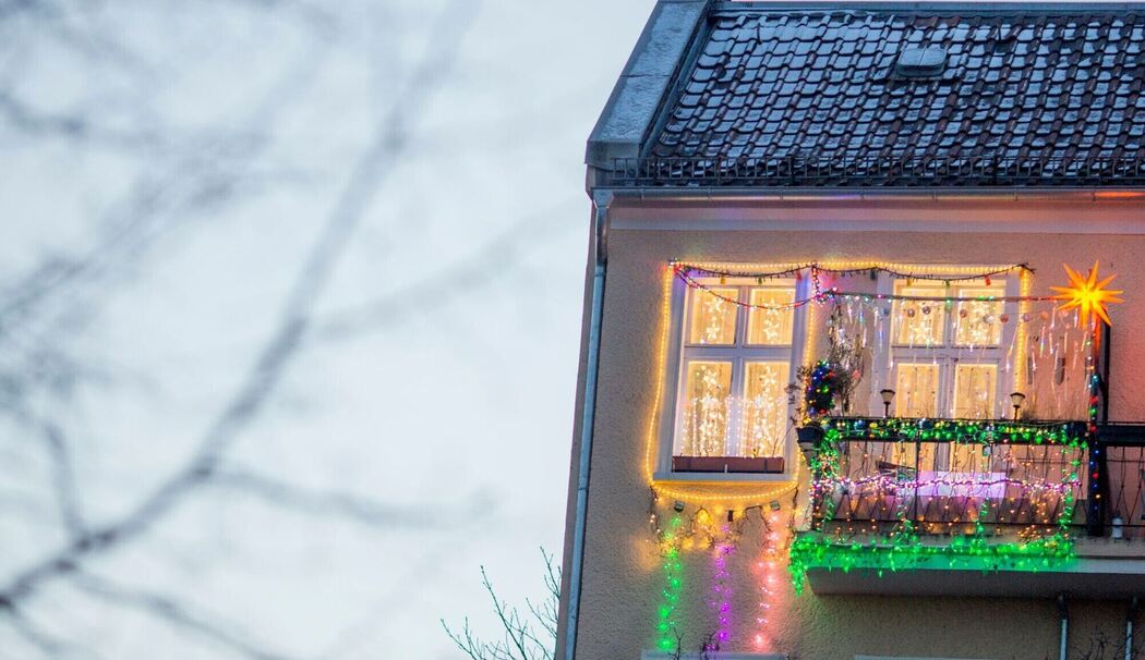 Weihnachtsdekoration an einem Haus