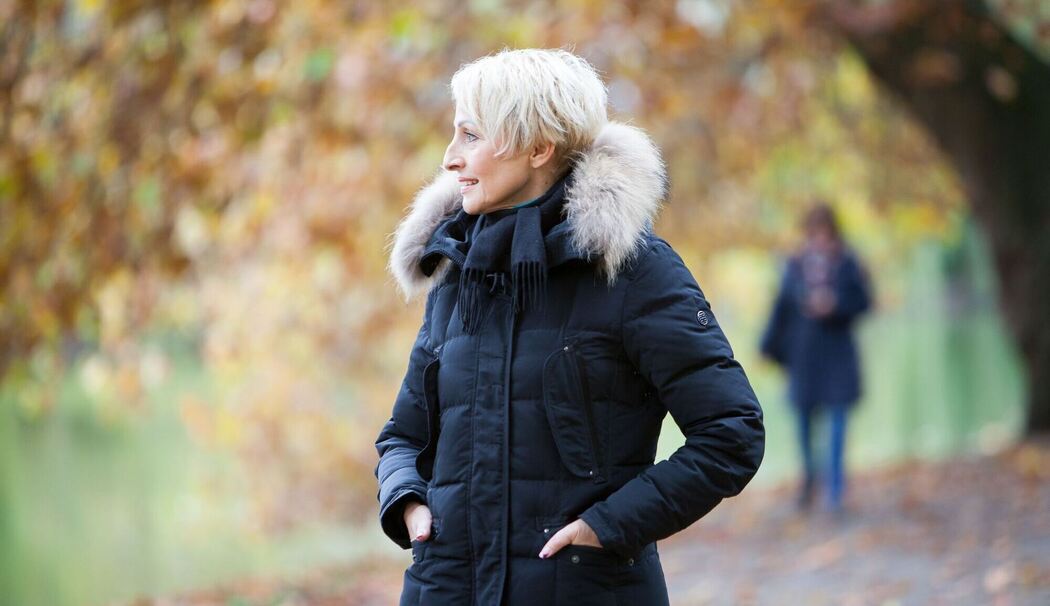 Frau bei einem Spaziergang im Park
