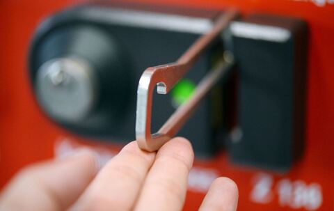 Kastenschluss mit einem Sperrbügel