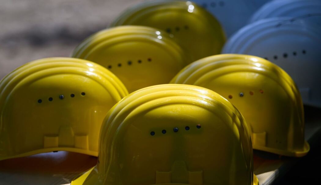 Bauhelme auf einem Tisch