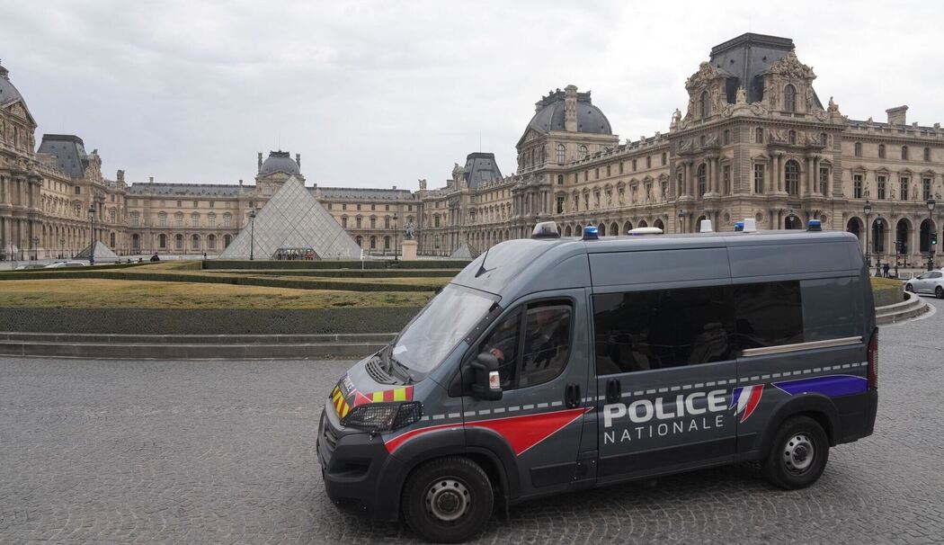 Raubüberfall auf Louvre in Paris