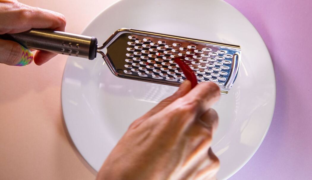 Zimmerwarme Chili wird gerieben