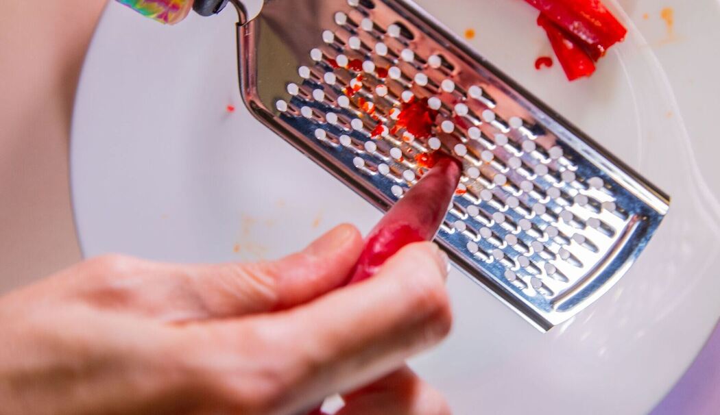 Druchgefrorene Chili wird gerieben