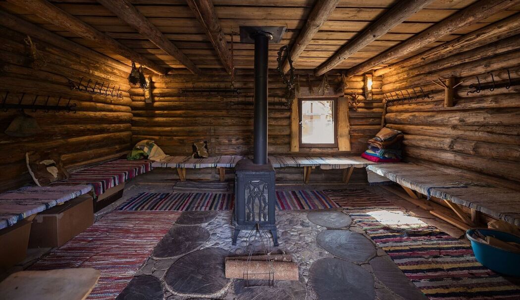 Ruheraum der Rauchsauna auf der Mooska-Farm in Haanja