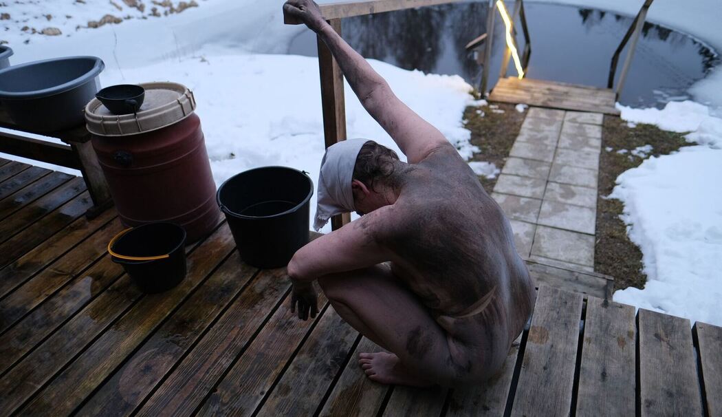 Asche auf dem Körper einer Rauchsauna-Teilnehmerin nach Ritual