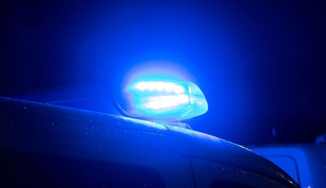 Ein Blaulicht leuchtet auf dem Dach eines Polizeiwagens