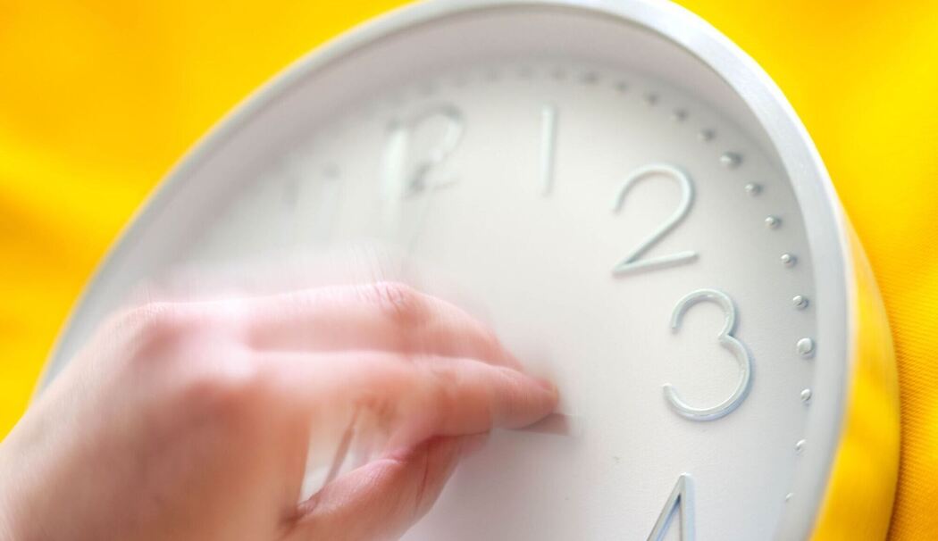 Eine Uhr wird umgestellt