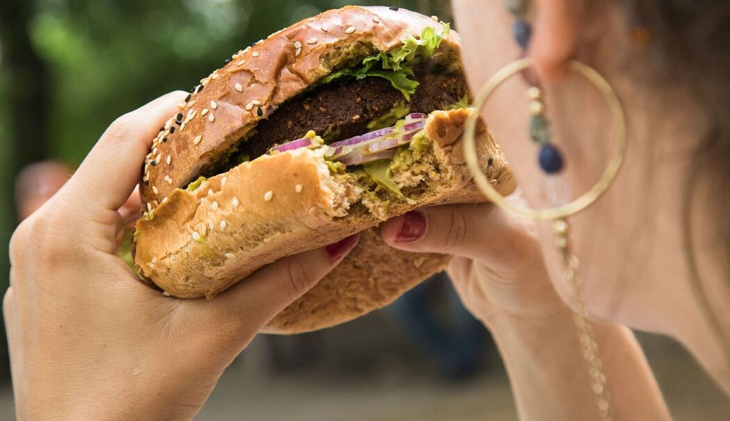 Frau isst einen Burger