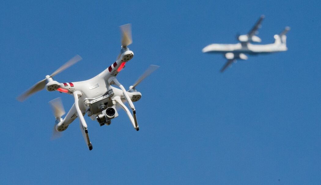 Drohne und Flugzeug Drohne und Flugzeug