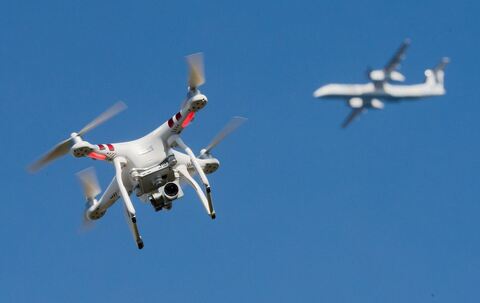 Drohne und Flugzeug
