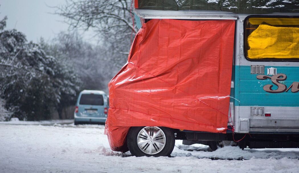 Eine Plane schützt die Fahrerkabine eines Wohnmobils