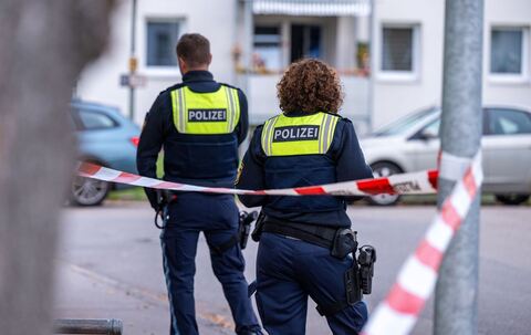 Polizei schießt nach Angriff von mit Messer bewaffnetem Mann