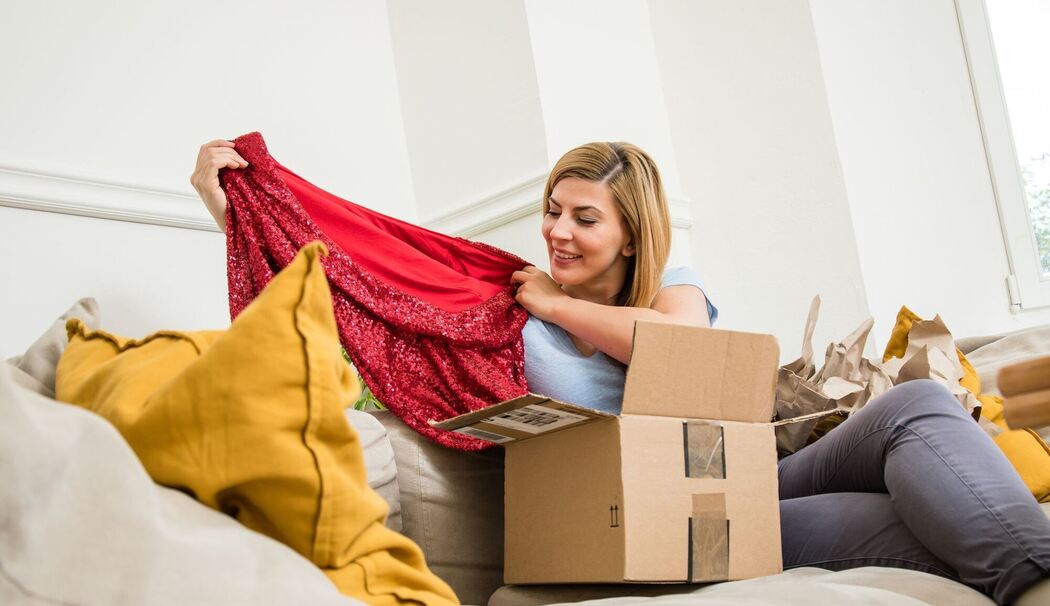 Eine Frau packt Klamotten aus