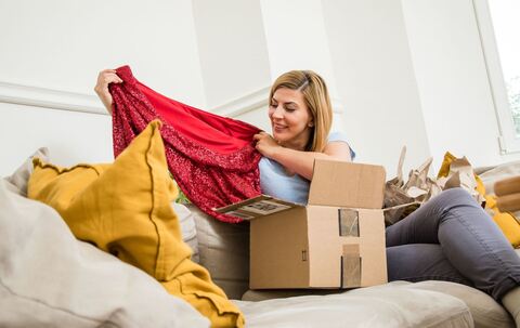 Eine Frau packt Klamotten aus