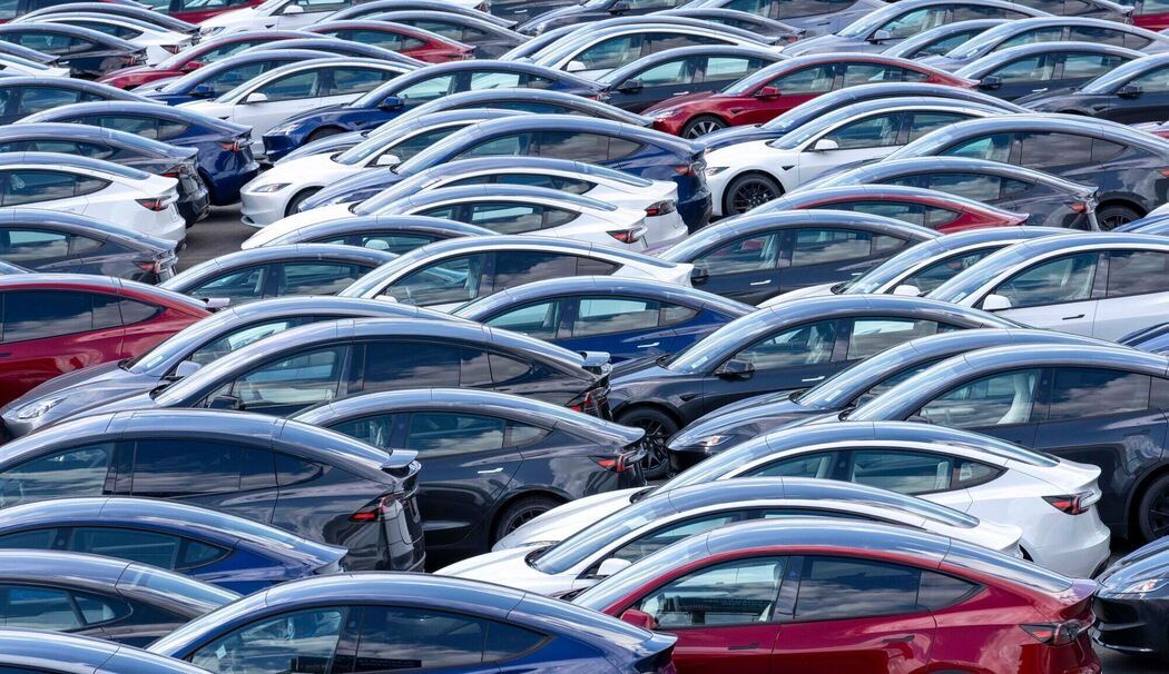 Neue Tesla-Autos auf dem Lagerplatz Neue Tesla-Autos auf dem Lagerplatz