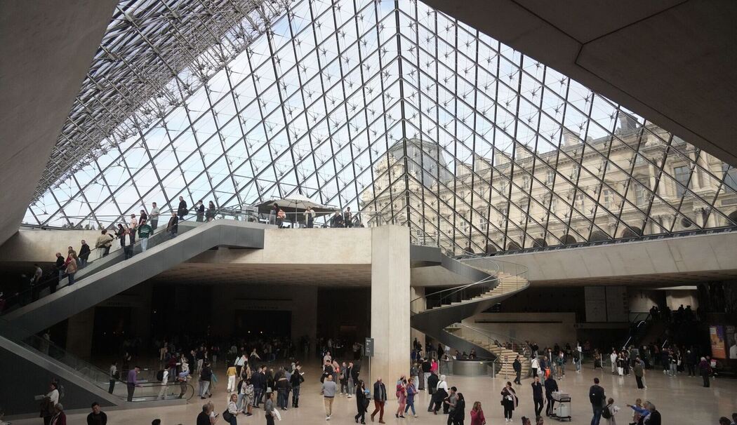 Louvre-Raub: Einbrecher scheiterten zunächst an Vitrine
