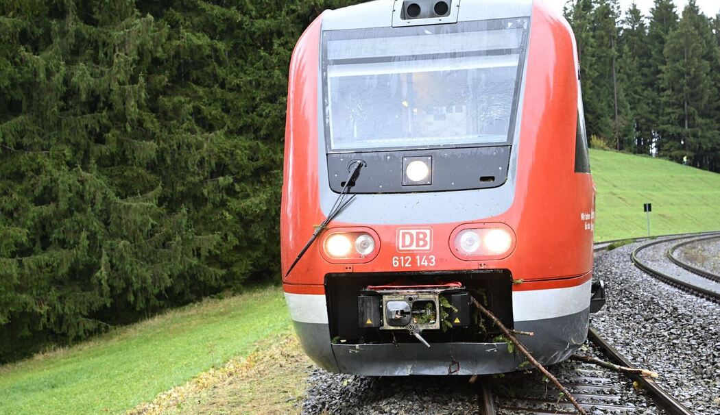Zug entgleist im Allgäu nach Kollision mit Baum Zug entgleist im Allgäu nach Kollision mit Baum