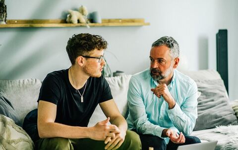 Vater und Sohn im Gespräch