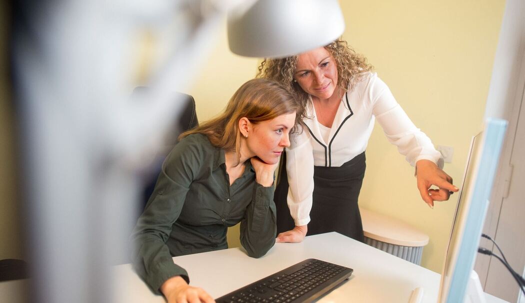 Zwei Frauen arbeiten zusammen Zwei Frauen arbeiten zusammen