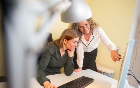 Zwei Frauen arbeiten zusammen