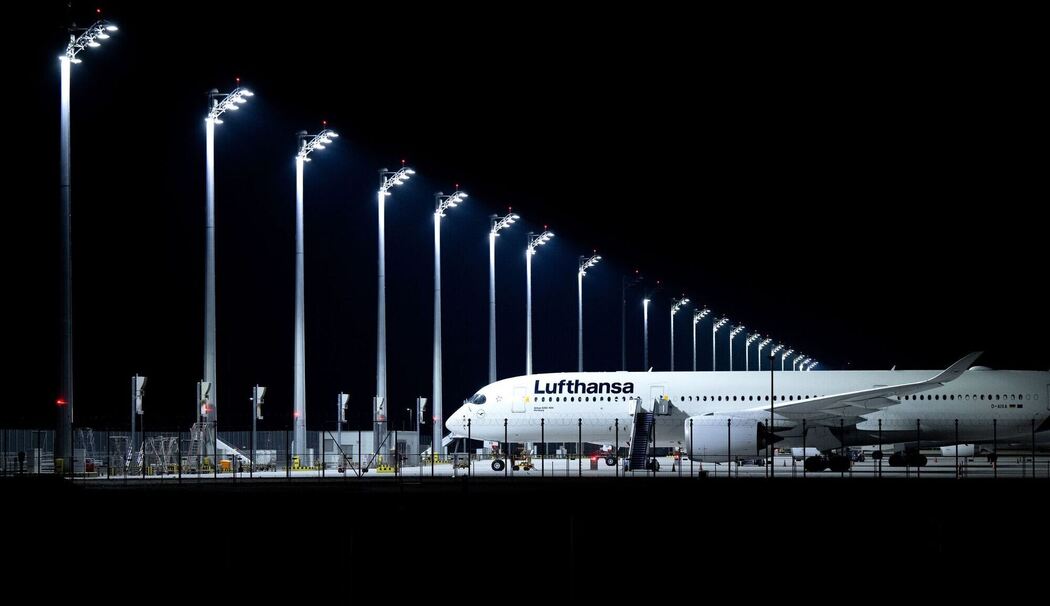Ein Flugzeug der Lufthansa steht am Flughafen München Ein Flugzeug der Lufthansa steht am Flughafen München