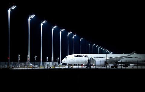 Ein Flugzeug der Lufthansa steht am Flughafen München