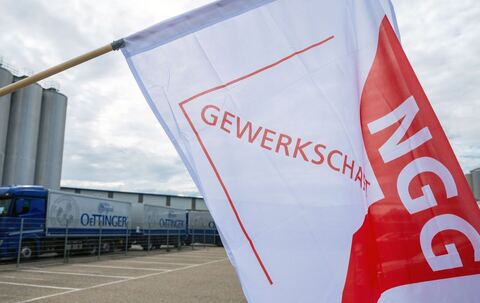 Demonstration vor Oettinger-Brauerei