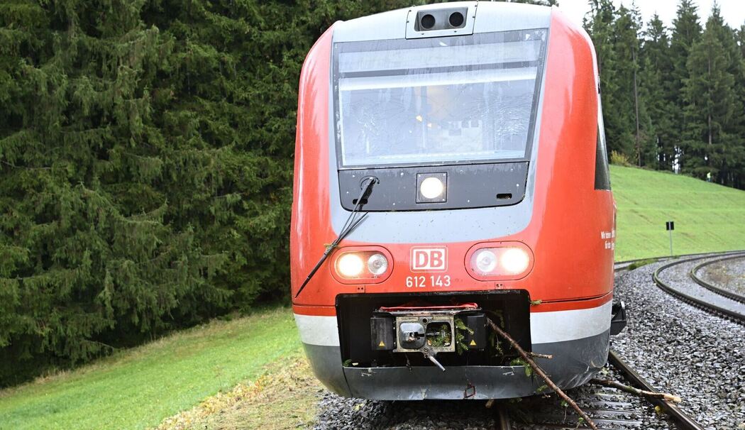 Zug entgleist im Allgäu nach Kollision mit Baum Zug entgleist im Allgäu nach Kollision mit Baum