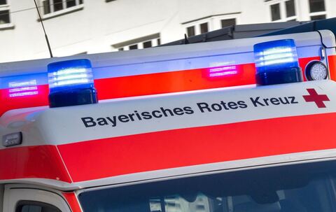 Krankenwagen mit Blaulicht Krankenwagen mit Blaulicht