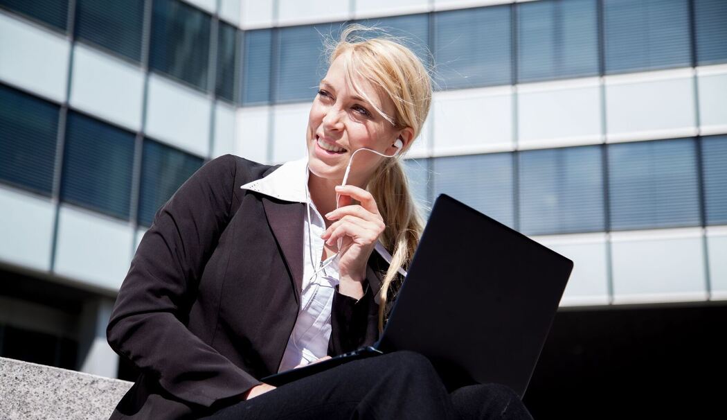 Businessfrau arbeitet draußen Businessfrau arbeitet draußen