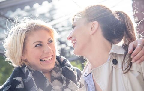 Zwei Frauen lachen gemeinsam