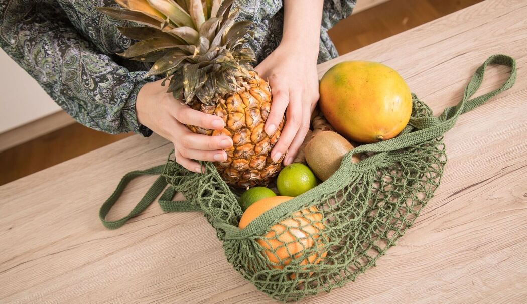 Eine Frau packt Einkäufe aus Eine Frau packt Einkäufe aus