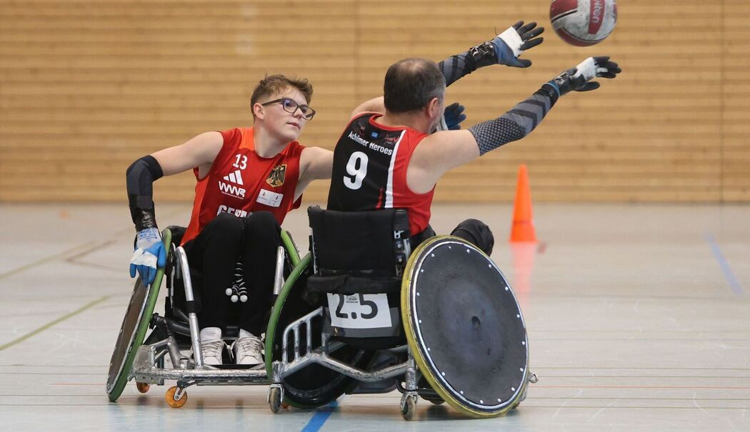 Rollstuhl-Rugby-Spieler bekommt Sport-Rollstuhl geschenkt